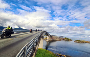 Eine Gruppe Motorradfahrer fährt über eine der vielen Brücken auf der norwegischen Atlantikstraße.